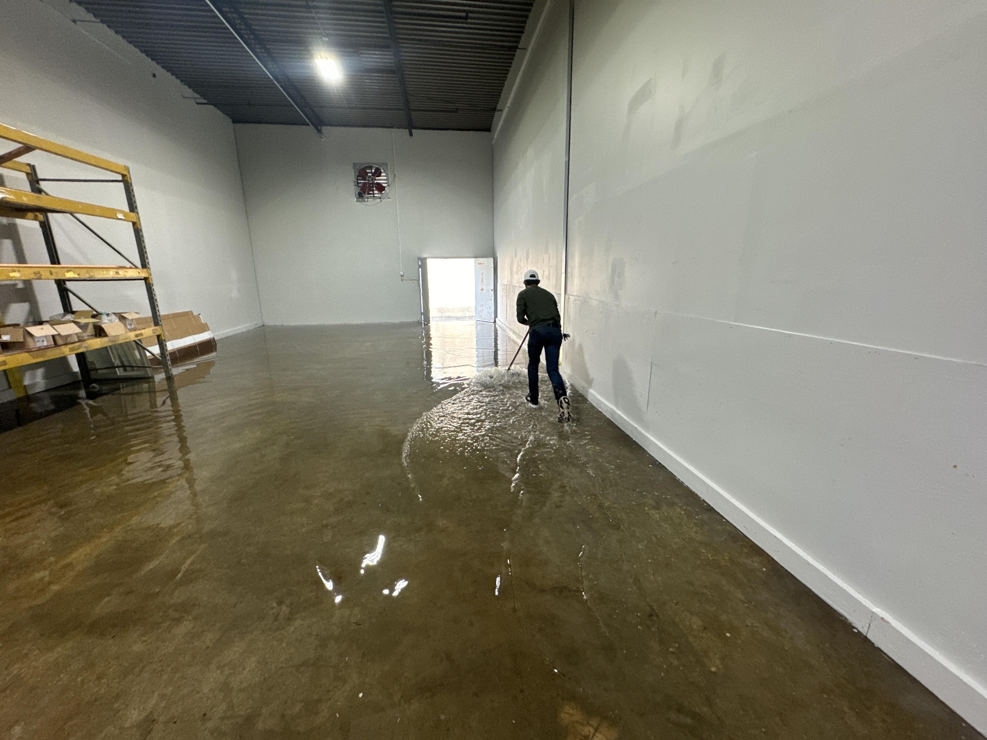 Large-scale water extraction in a Indianapolis warehouse loss